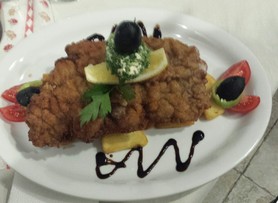 Шницел по виенски с пържени картофи